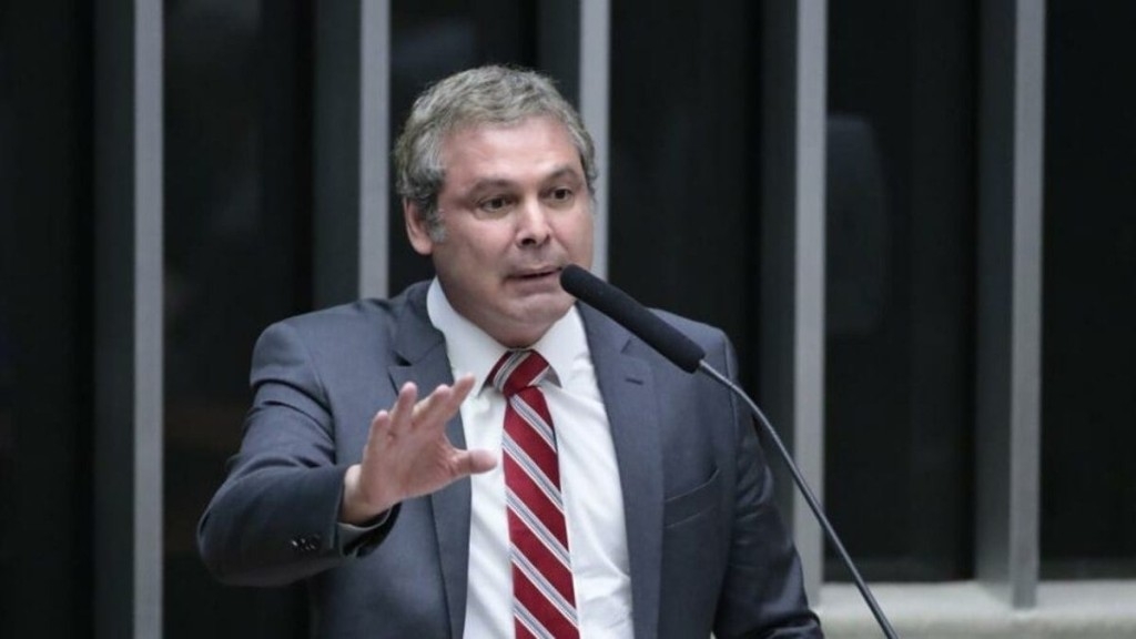 Caio Barbieri Lindbergh Farias após polêmica na CCJ sobre o RS: “Tenho saudade do PSDB” Caio Barbieri Lindbergh Farias após polêmica na CCJ sobre o RS: “Tenho saudade do PSDB”