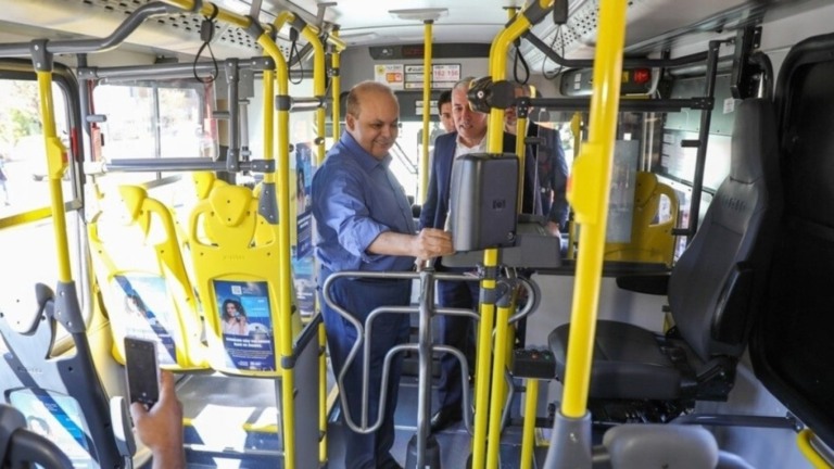 Agência Brasília Governador Ibaneis Rocha entrega mais 78 ônibus novos à população do DF Agência Brasília Governador Ibaneis Rocha entrega mais 78 ônibus novos à população do DF