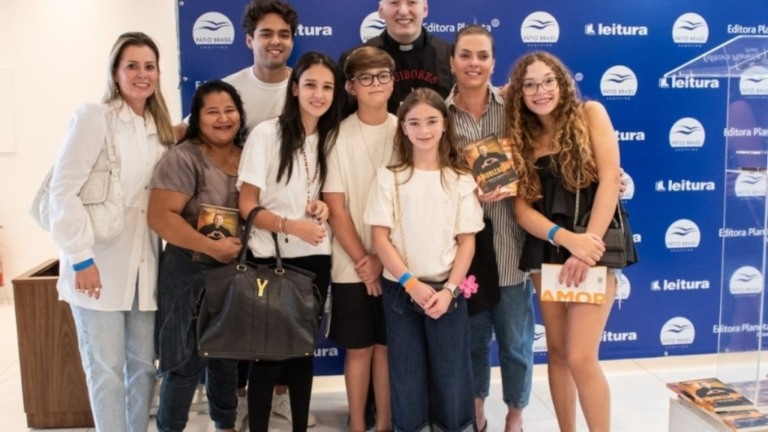 Emanuelly Fernandes Padre Marcelo Rossi participa de sessão de autógrafos em Brasília