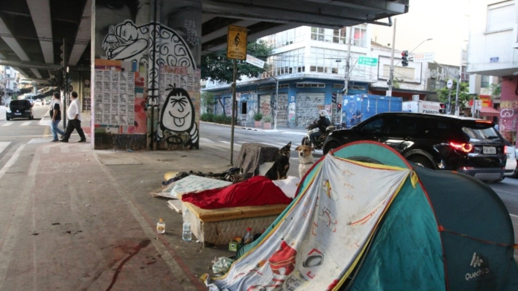 Rovena Rosa/Agência Brasil – 11/04/2023 Barraca de pessoa em situação de vulnerabilidade social na rua Amaral Gurgel, embaixo do Elevado Presidente João Goulart, conhecido como Minhocão. Rovena Rosa/Agência Brasil – 11/04/2023 Barraca de pessoa em situação de vulnerabilidade social na rua Amaral Gurgel, embaixo do Elevado Presidente João Goulart, conhecido como Minhocão.