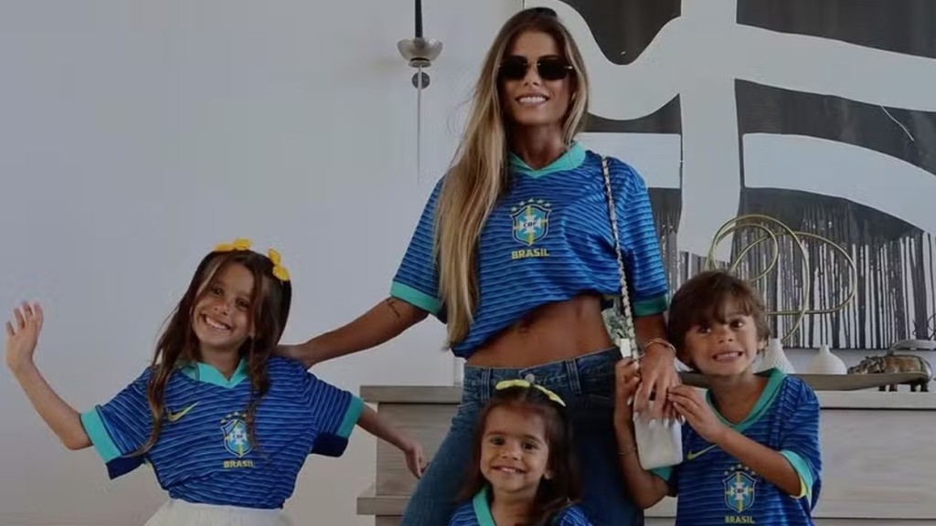 Esposa de Marquinhos mostra família pronta para jogo do zagueiro: ‘Prontos’ Esposa de Marquinhos mostra família pronta para jogo do zagueiro: ‘Prontos’