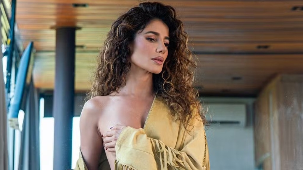 Paula Fernandes posa nua para celebrar novo álbum: ‘Me despindo de mim mesma’ Paula Fernandes posa nua para celebrar novo álbum: ‘Me despindo de mim mesma’