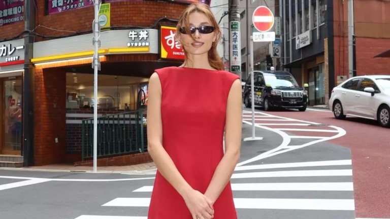 Sasha Meneghel exibe vestido de sua marca durante passeio em Tóquio; ‘Veja que luxo’