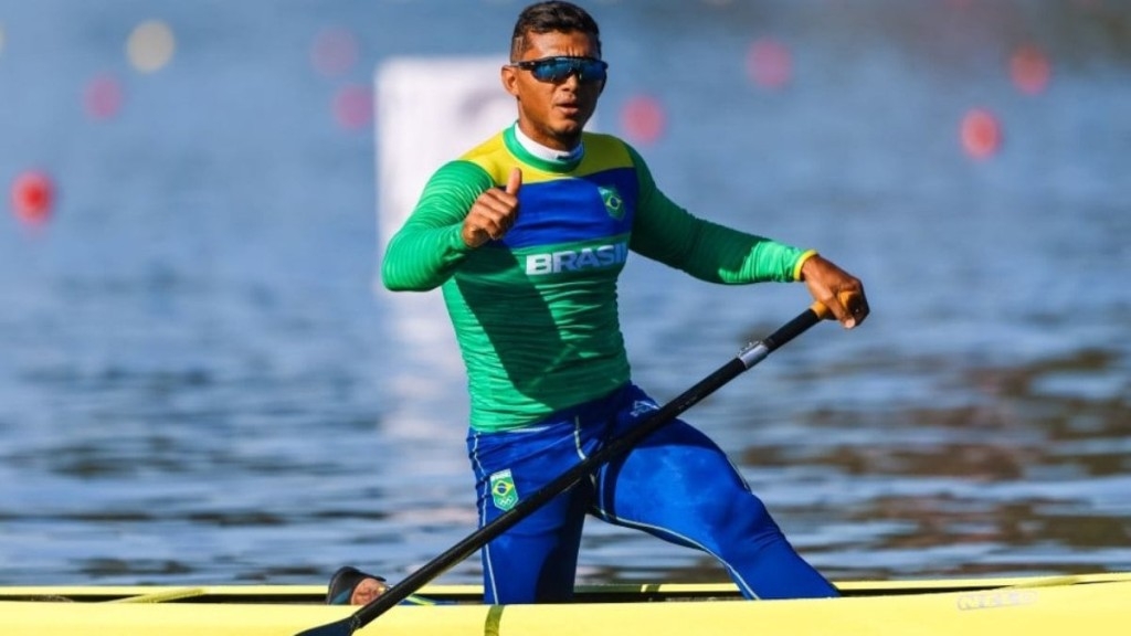 Henrique Neri Quem é Isaquias Queiroz, porta-bandeira do Brasil na Olimpíada que superou perda de rim Henrique Neri Quem é Isaquias Queiroz, porta-bandeira do Brasil na Olimpíada que superou perda de rim
