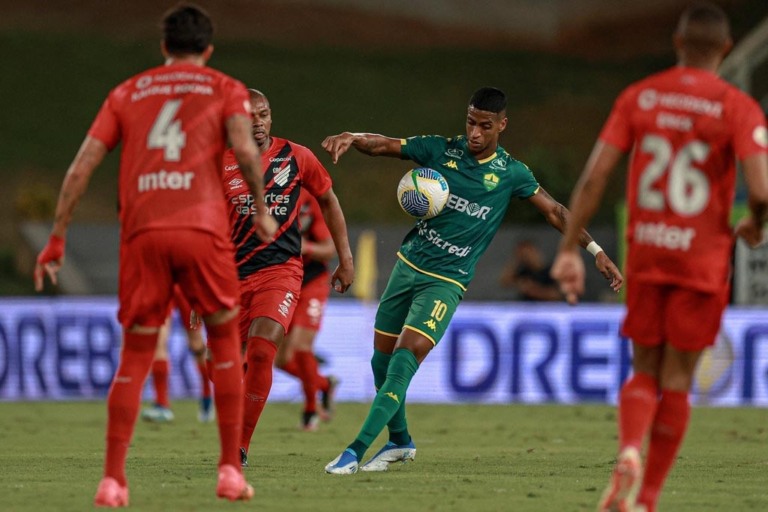 Athletico-PR derrota o Cuiabá e volta a vencer no Brasileirão