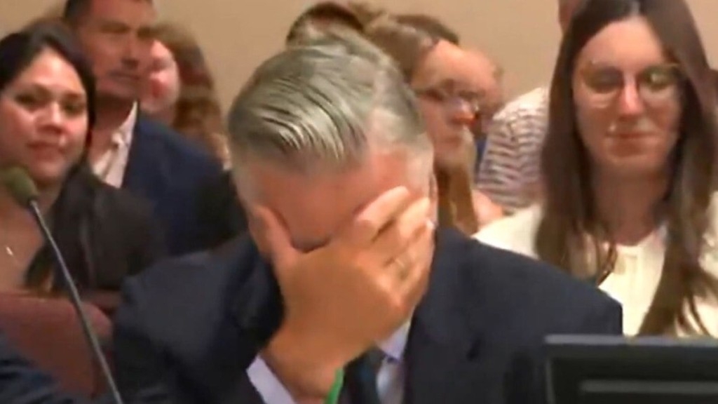 ESTADÃO CONTEÚDO Juíza norte-americana rejeita acusações contra Alec Baldwin por morte em set de filmagens ESTADÃO CONTEÚDO Juíza norte-americana rejeita acusações contra Alec Baldwin por morte em set de filmagens