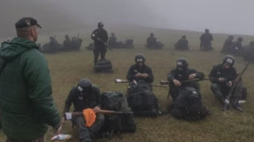 Divulgação PMs em treinamento do BOPE SP Divulgação PMs em treinamento do BOPE SP