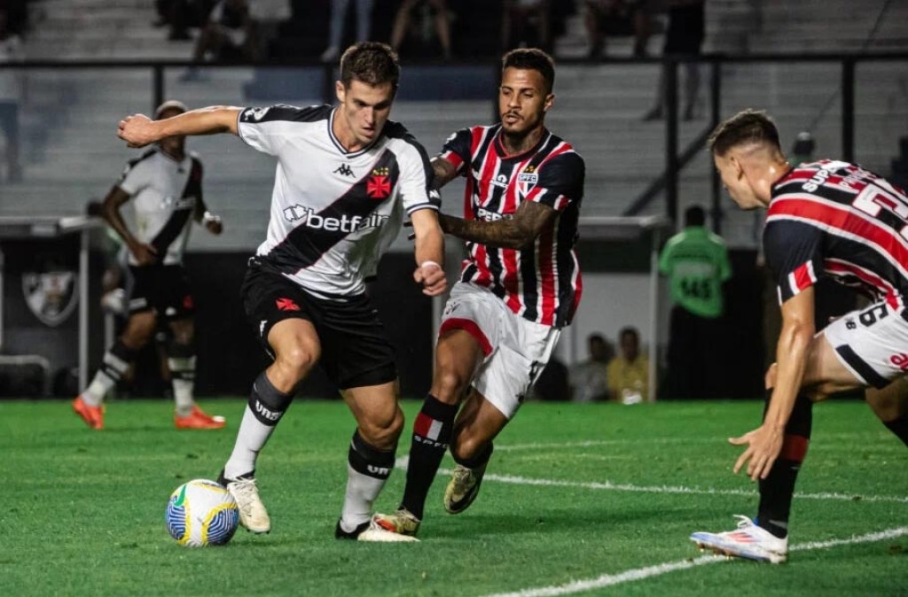 Vasco goleia São Paulo de virada e deixa zona de rebaixamento Vasco goleia São Paulo de virada e deixa zona de rebaixamento