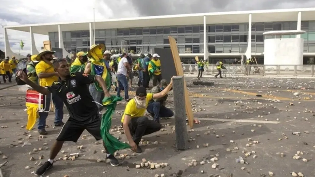 ESTADÃO CONTEÚDO Operação Lesa Pátria: PF tenta capturar 208 pessoas no DF e em 18 estados ESTADÃO CONTEÚDO Operação Lesa Pátria: PF tenta capturar 208 pessoas no DF e em 18 estados