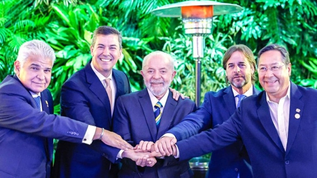Agência GOV Cúpula do Mercosul em julho de 2024; estão presentes em ordem: Ricardo Martinelli (Panamá, convidado), Santiago Peña (Paraguai), Lula, Lacalle Pou (Uruguai) e Luis Arce (Bolívia) Agência GOV Cúpula do Mercosul em julho de 2024; estão presentes em ordem: Ricardo Martinelli (Panamá, convidado), Santiago Peña (Paraguai), Lula, Lacalle Pou (Uruguai) e Luis Arce (Bolívia)