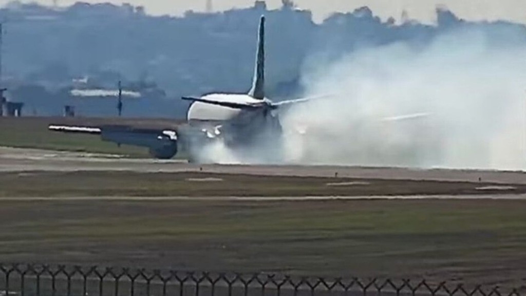 ESTADÃO CONTEÚDO Incidentes fecham aeroportos de Campinas e Florianópolis nesta segunda-feira (12) ESTADÃO CONTEÚDO Incidentes fecham aeroportos de Campinas e Florianópolis nesta segunda-feira (12)
