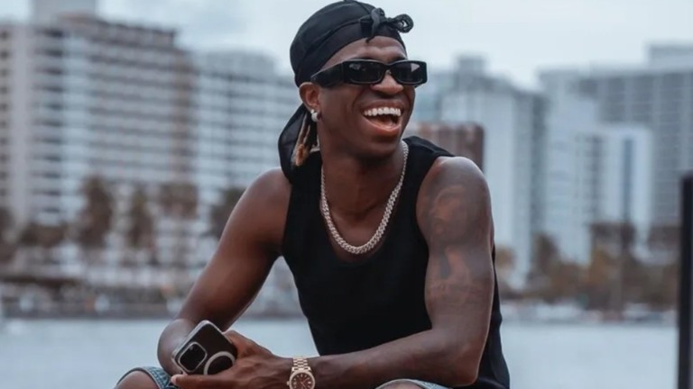 Vinicius Jr. abre celebrando 24 anos em Ibiza e exibe álbum de fotos: ’24 em Ibiza’