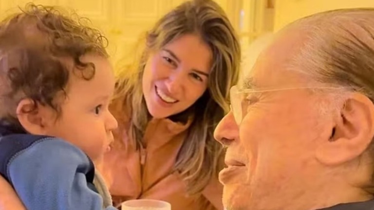 Alexandre Pato homenageia Silvio santos em vídeo com o filho; ‘Com muita dor’
