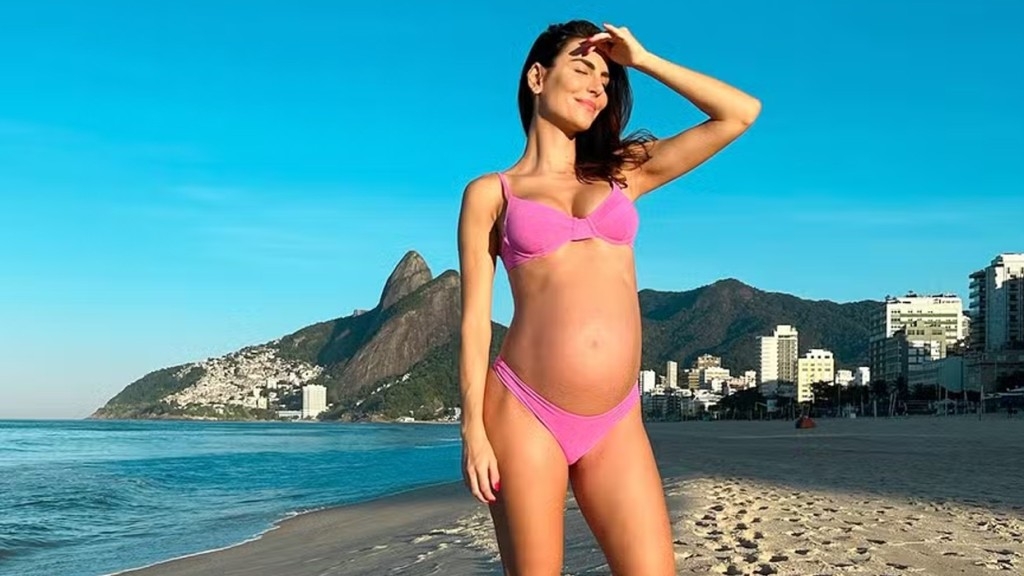 De biquíni, Mel Fronckowiak exibe barriga de grávida no mar: ‘O dia começou assim’ De biquíni, Mel Fronckowiak exibe barriga de grávida no mar: ‘O dia começou assim’