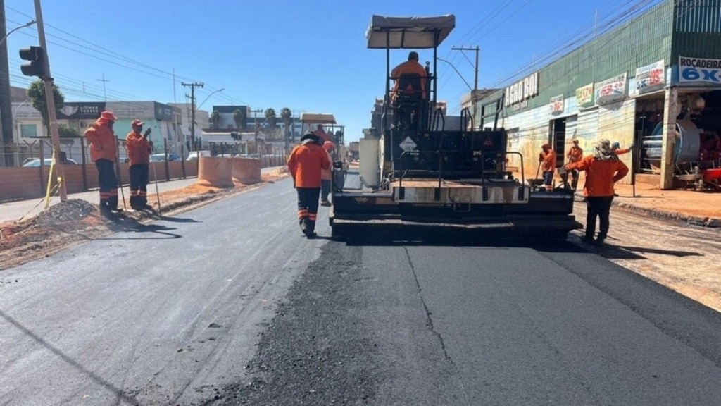 Agência Brasília Em 36 horas, asfalto chega a trecho abandonado por empreiteira na Hélio Prates Agência Brasília Em 36 horas, asfalto chega a trecho abandonado por empreiteira na Hélio Prates