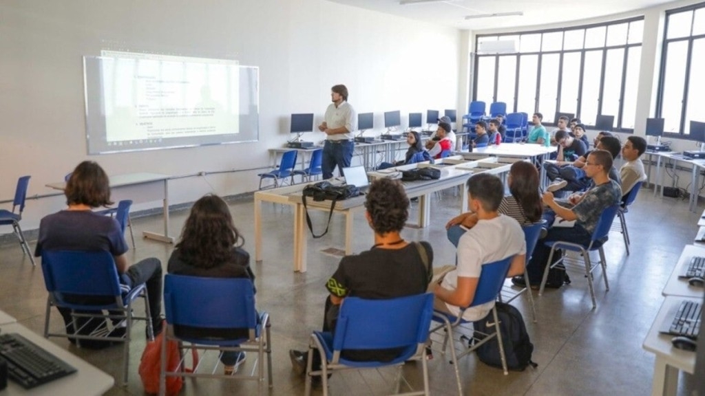 Agência BrasÃlia Programa do GDF já distribuiu mais de mil bolsas de estudos para ensino superior Agência BrasÃlia Programa do GDF já distribuiu mais de mil bolsas de estudos para ensino superior