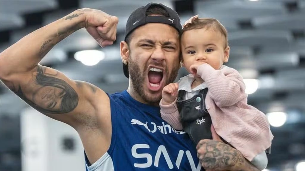 Neymar posa com Mavie no colo durante treino na academia: ‘Papai babão’ Neymar posa com Mavie no colo durante treino na academia: ‘Papai babão’