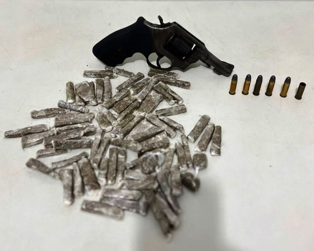 Homem de 29 anos preso com arma e drogas é suspeito por assaltos em MarÃlia Homem de 29 anos preso com arma e drogas é suspeito por assaltos em MarÃlia