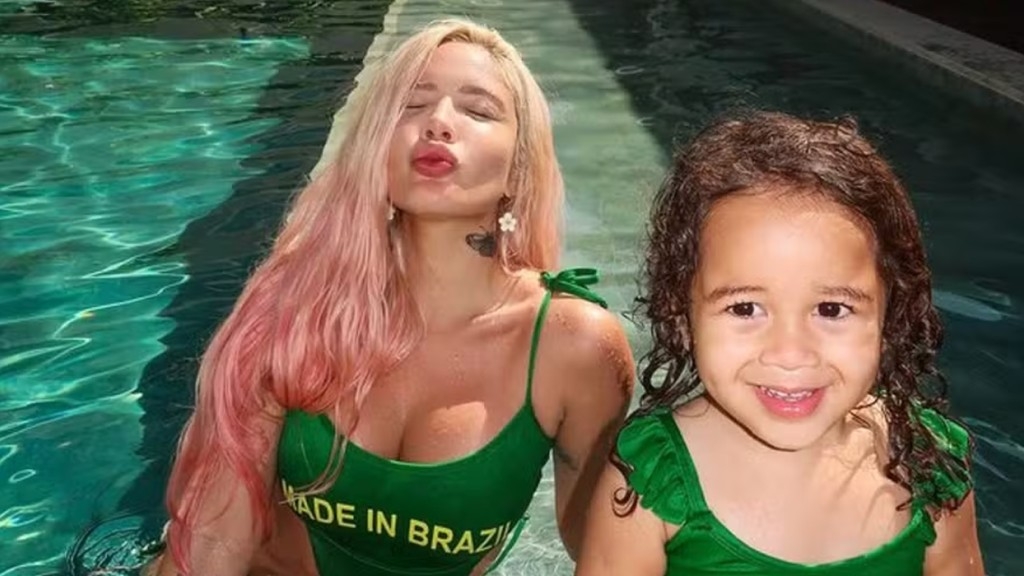 Karoline Lima e a filha entram no clima olímpico e usam maiô do Brasil: ‘Perfeitas’ Karoline Lima e a filha entram no clima olímpico e usam maiô do Brasil: ‘Perfeitas’