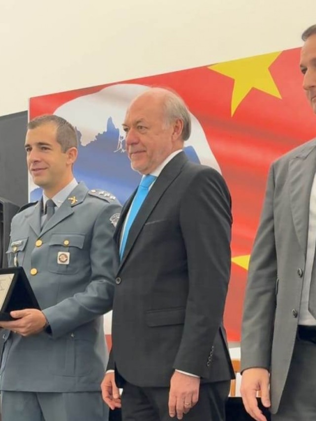Capitão da PM em Marília recebe homenagem por desempenho em mestrado