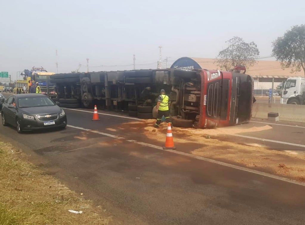 Carreta tomba e complica trânsito no contorno de MarÃlia Carreta tomba e complica trânsito no contorno de MarÃlia