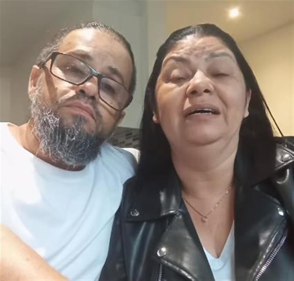 Cassia e o marido, Chesma, durante gravação de mensagem na Bélgica – Reprodução Cassia e o marido, Chesma, durante gravação de mensagem na Bélgica – Reprodução