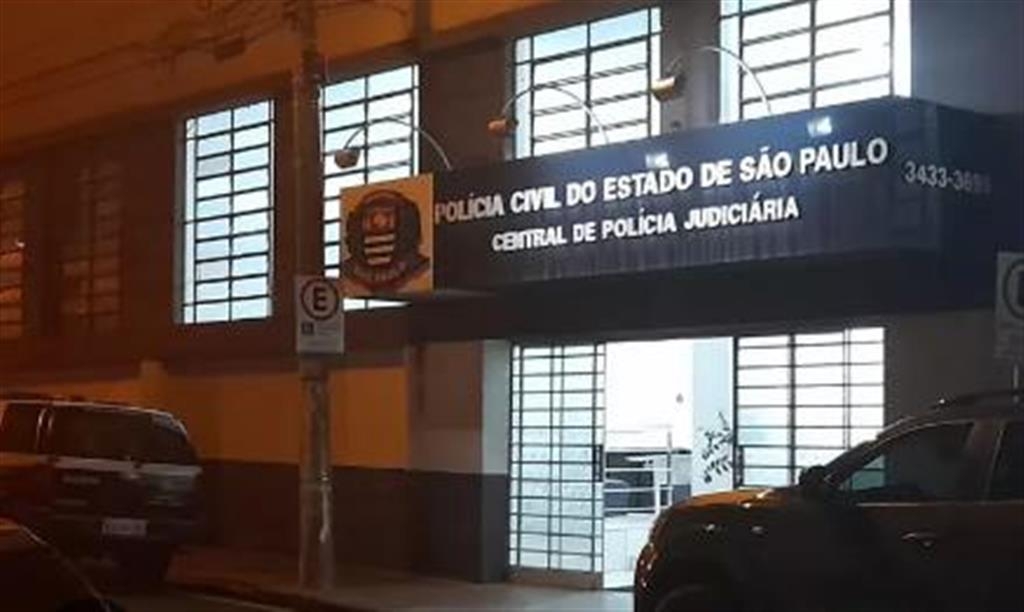 Homem é preso por ofender e ameaçar ex-companheira com faca no pescoço Homem é preso por ofender e ameaçar ex-companheira com faca no pescoço