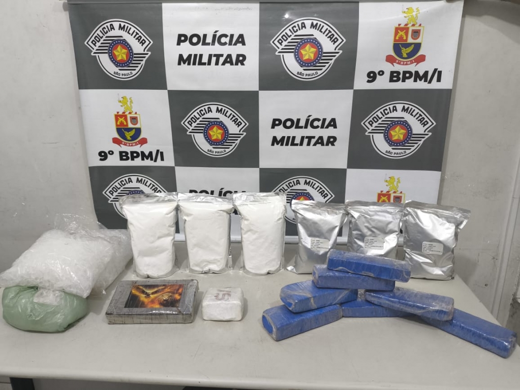 Grupo descoberto em sítio abandona tonel com cocaína, crack e maconha em Marília Grupo descoberto em sítio abandona tonel com cocaína, crack e maconha em Marília