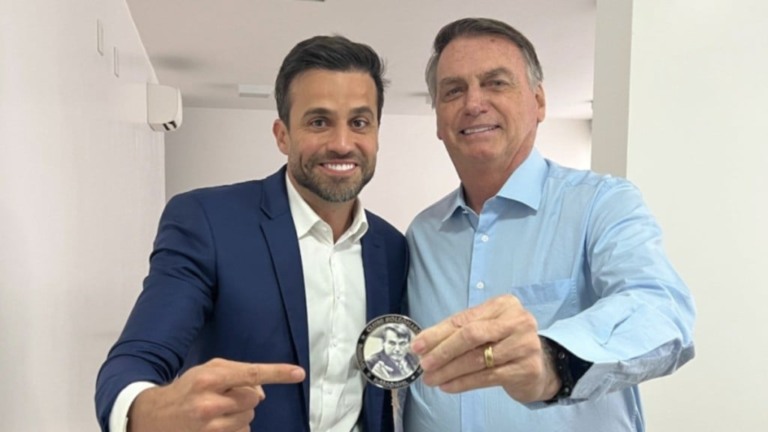 Reprodução/rede social Pablo Marçal e Jair Bolsonaro com selo de ‘imbrochável’