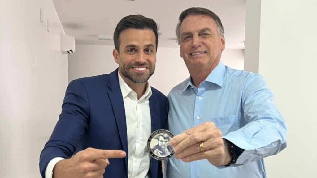 Reprodução/rede social Pablo Marçal e Jair Bolsonaro com selo de ‘imbrochável’ Reprodução/rede social Pablo Marçal e Jair Bolsonaro com selo de ‘imbrochável’