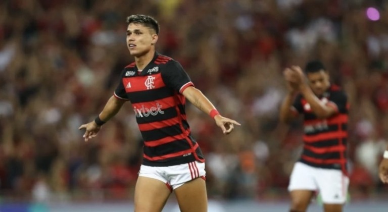 Flamengo vence Grêmio por 2 a 1 e reassume a liderança do Brasileirão