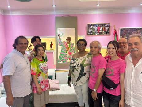 Rio de Janeiro (RJ) 07/06/2024 - Roberto Matsushita ( Cabelos brancos com camiseta rosa) ao lado da presidente da Mangueira, Guanayra Firmino e Alvinho ex-presidente da Mangueira de camisa branca no lado direito da foto    Foto: Roberto Matsushita/Arquivo Pessoal