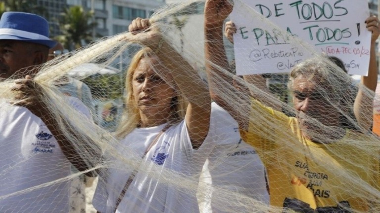 Agência Brasil Manifestantes protestam contra PEC das Praias na orla do Rio