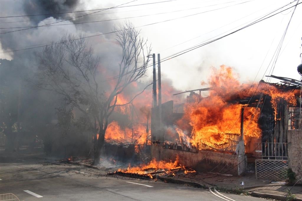 Incêndio destrói casas e mobiliza diversas equipes em MarÃlia Incêndio destrói casas e mobiliza diversas equipes em MarÃlia