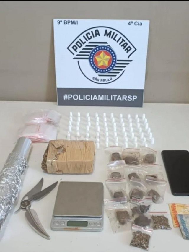 PM prende quatro acusados de usar casa abandonada para tráfico em Garça