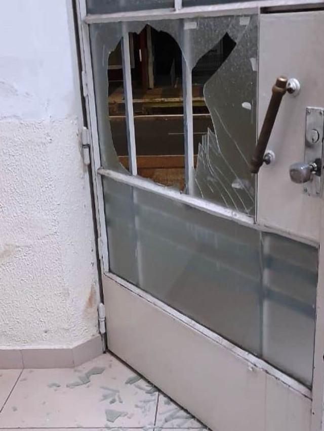 Mulher quebra porta de vidro e invade centro cultural em Marília