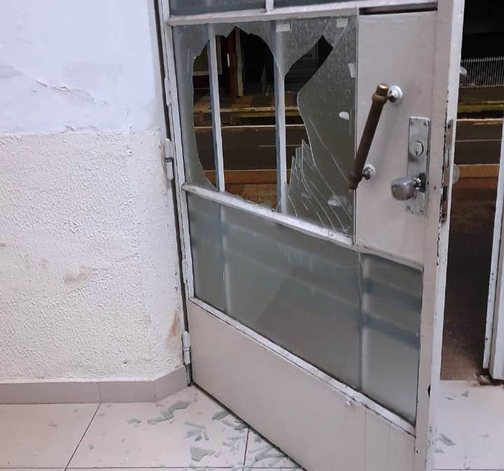 Mulher quebra porta de vidro e invade centro cultural em Marília Mulher quebra porta de vidro e invade centro cultural em Marília