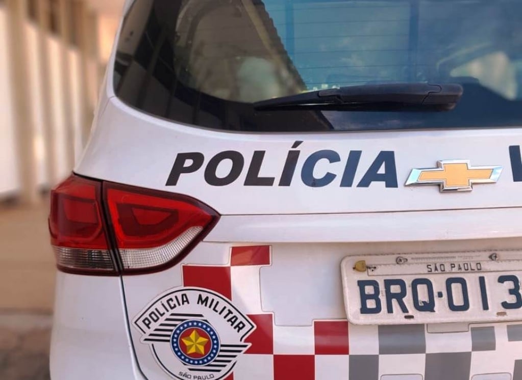 Criminoso simula ter arma, ameaça funcionárias e leva R$ 400 de loja Criminoso simula ter arma, ameaça funcionárias e leva R$ 400 de loja
