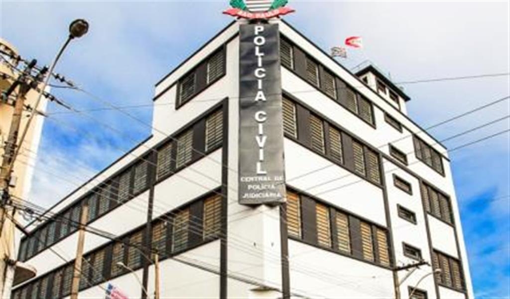 Manicure tem casa atingida por tiros e roupas queimadas; ex é o suspeito Manicure tem casa atingida por tiros e roupas queimadas; ex é o suspeito